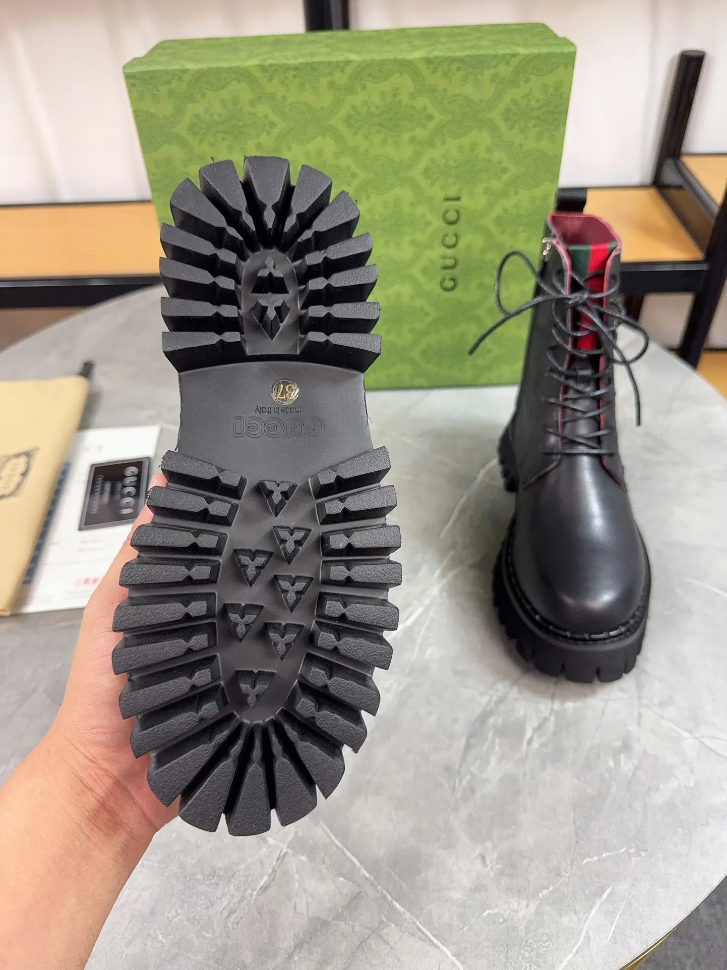 Men's shoes 💰640💰 New model from Gucci, double GG groove thick-soled loafers. The original version is made 1:1. Super beautiful quality, classic model at the counter. ❶Upper: original open-edge beaded cowhide ❷Inner lining: water-dyed cowhide ❸Feet: water-dyed cowhide ❹Outsole: ultra-light original sole ❺Thick sole heightening: 3.5cn ❻Packing: original packaging ❼Number: 35-42 (41 41 customized, non-refundable) Men's model: 38-46 (45, 46 customized, non-returnable)
